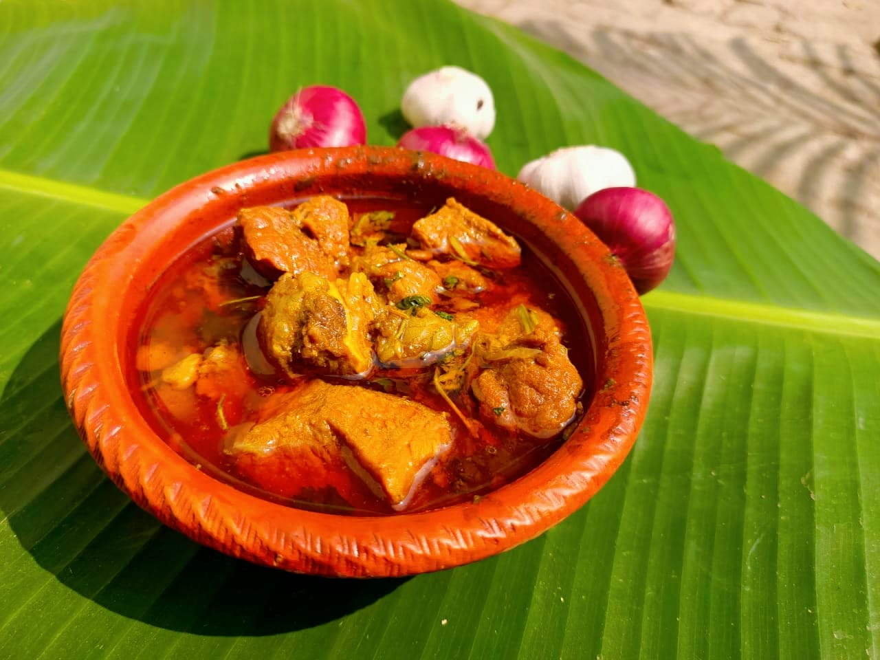 বৃষ্টিদিনে রেঁধে ফেলুন মেজবানি মাংস