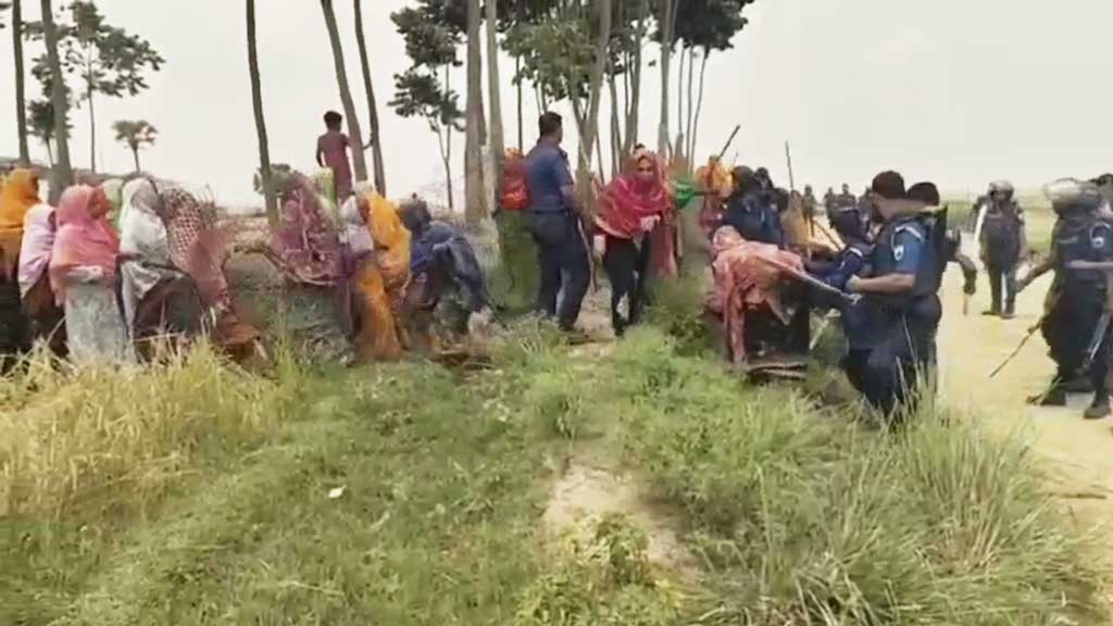 গোমস্তাপুরে পুলিশের লাঠিপেটায় আহত ১১ নারী: ওসি ও এসআই প্রত্যাহার