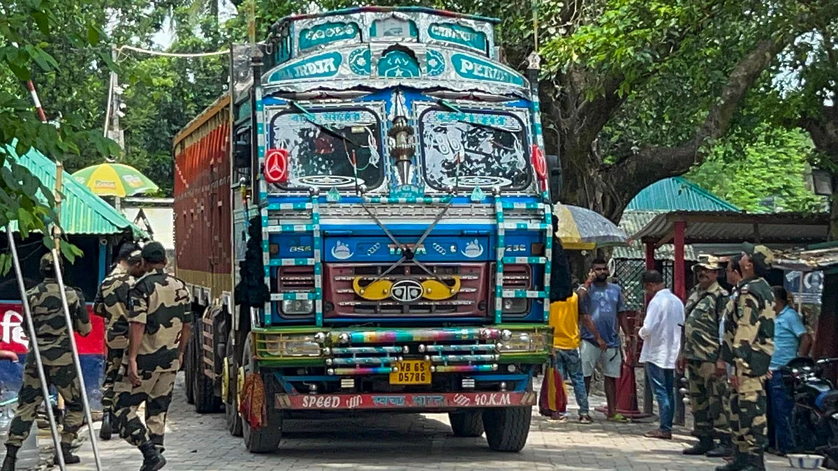 ভুটান থেকে বাংলাদেশগামী পাথরবাহী ট্রাক সীমান্তে আটকে দিল ভারতীয়রা